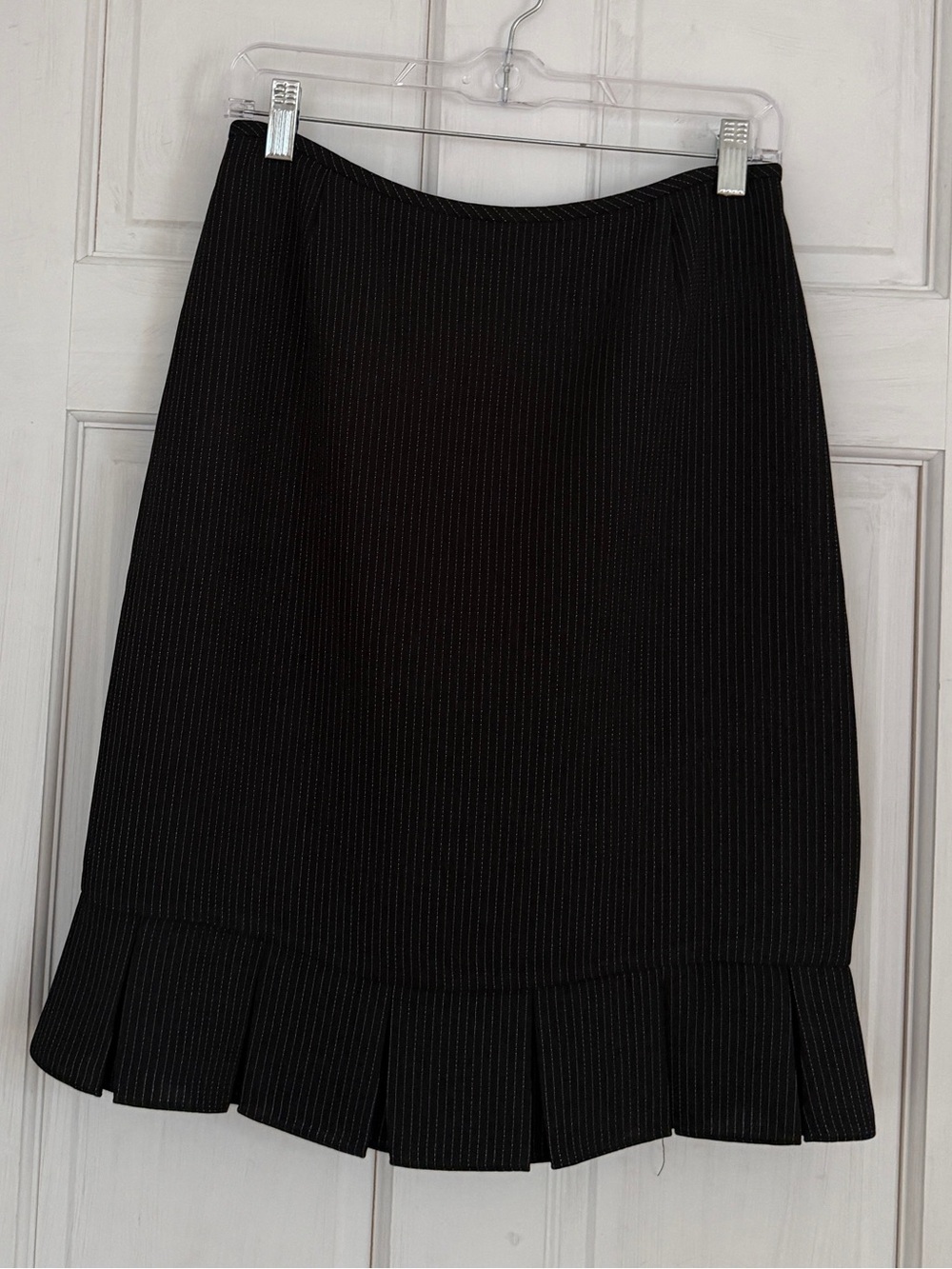 TAHARI Women’s Black Pinstriped Pleated Hem Pencil Skirt Size 6